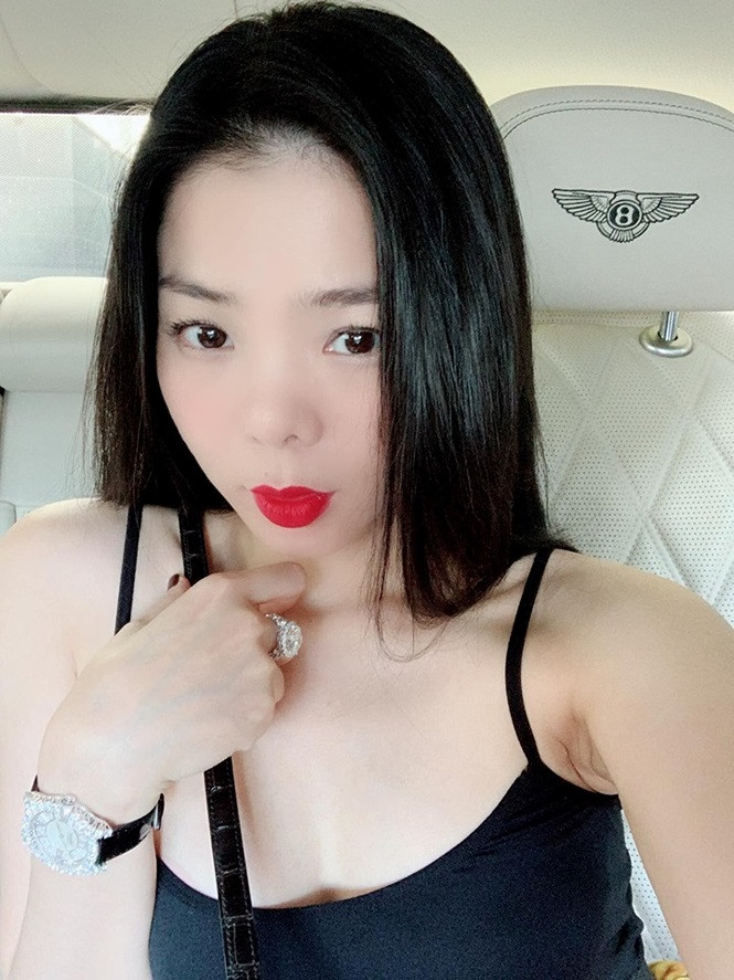 Loạt ảnh Lệ Quyên khoe nhẫn kim cương và đồng hồ tiền tỷ gây ‘choáng’ ảnh 7 Loạt ảnh Lệ Quyên khoe nhẫn kim cương và đồng hồ tiền tỷ gây ‘choáng’ - ảnh 7