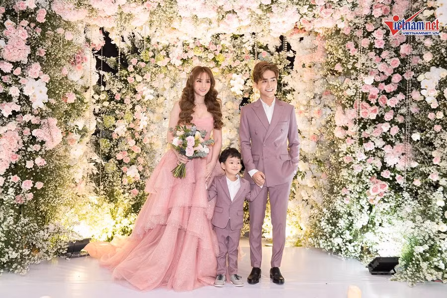 Thu Thủy bật khóc vì câu nói của chồng kém 10 tuổi trong lễ cưới