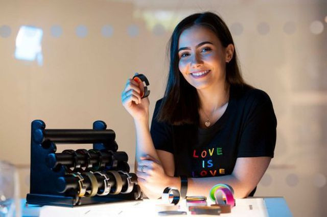 Sinh viên Beatriz Carvalho cùng chiếc vòng tay do chính mình chế tạo (Ảnh: Edinburgh Napier University).