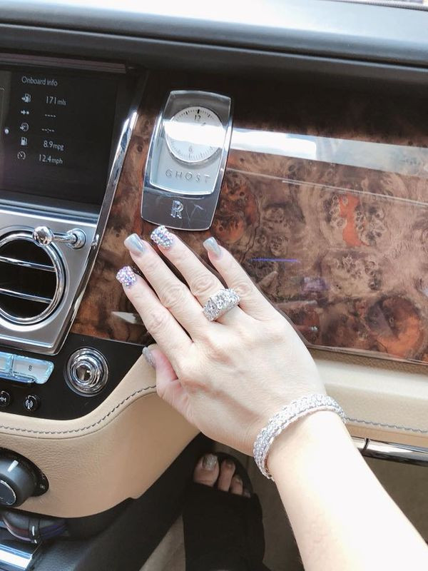 Trong lúc Minh Nhựa đang say đắm với vợ 2, cuộc sống của vợ đầu ra sao? ảnh 11 Trong lúc Minh Nhựa đang say đắm với vợ 2, thì người vợ đầu (cũng là mẹ ruột của cô con gái Rich Kid) đang làm gì? ảnh 10