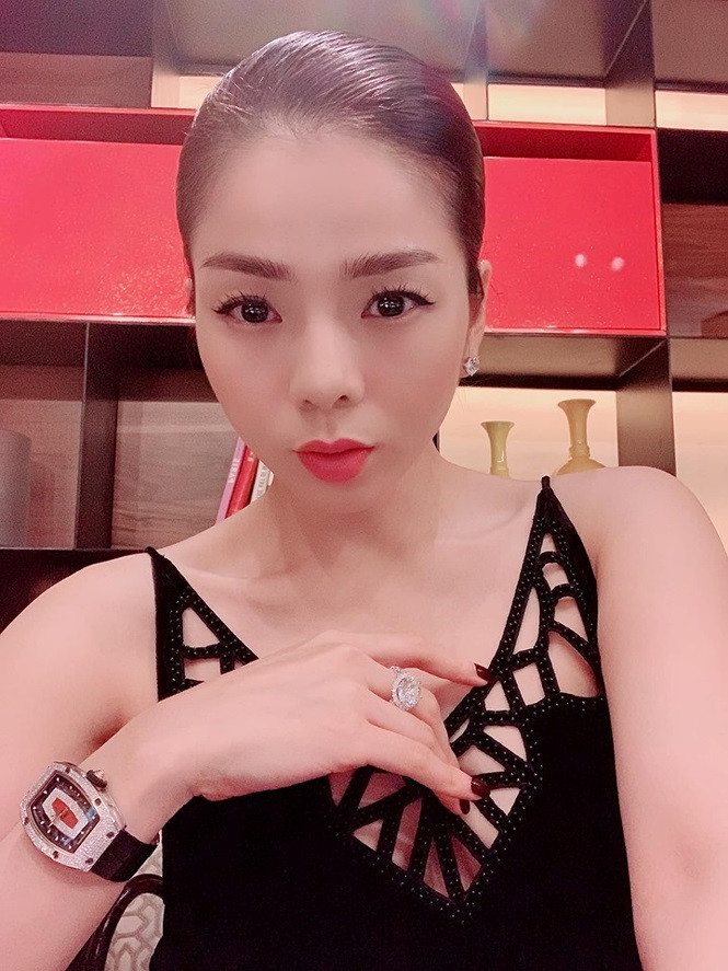 Loạt ảnh Lệ Quyên khoe nhẫn kim cương và đồng hồ tiền tỷ gây ‘choáng’ ảnh 9 Loạt ảnh Lệ Quyên khoe nhẫn kim cương và đồng hồ tiền tỷ gây ‘choáng’ - ảnh 9
