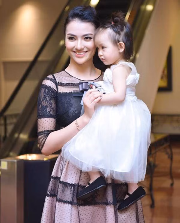  Hồng Quế và con gái nhỏ. 