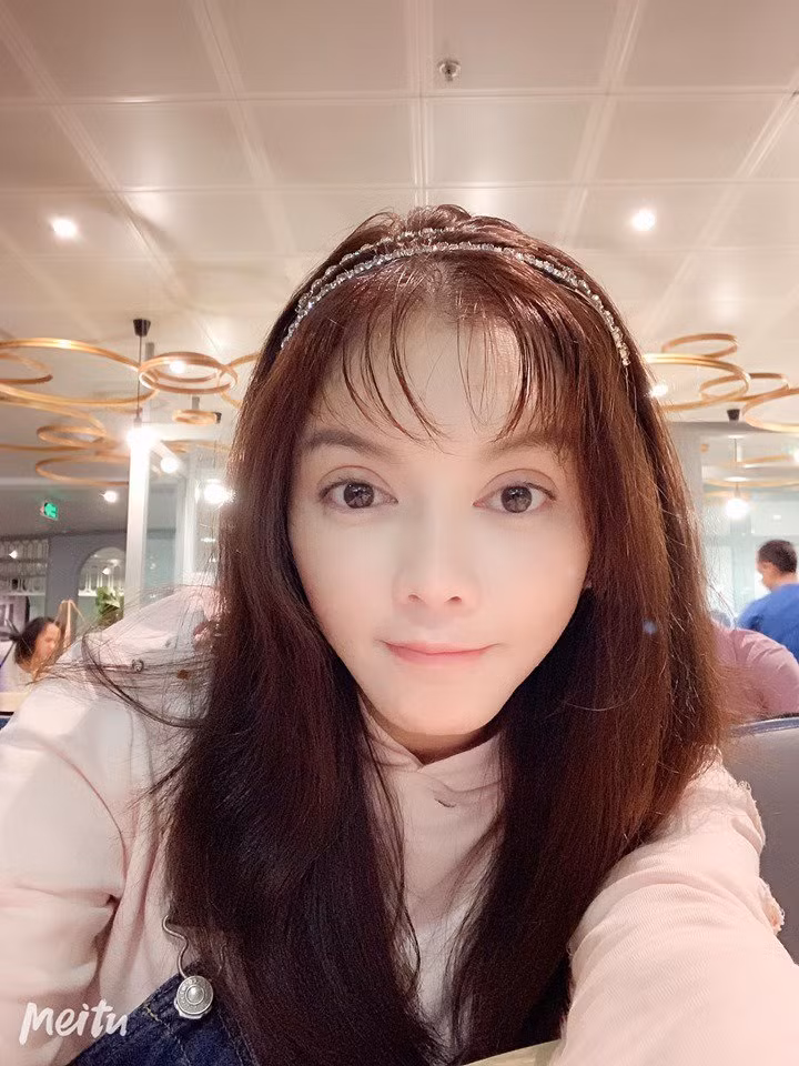 Ai ngờ kiểu tóc đáng yêu này lại dìm hàng nhan sắc Lý Nhã Kỳ không thương tiếc ảnh 2 tap tanh "cua sung lam nghe" bang toc mai mua, ly nha ky du tre nhung kem sang bat ngo! - 4