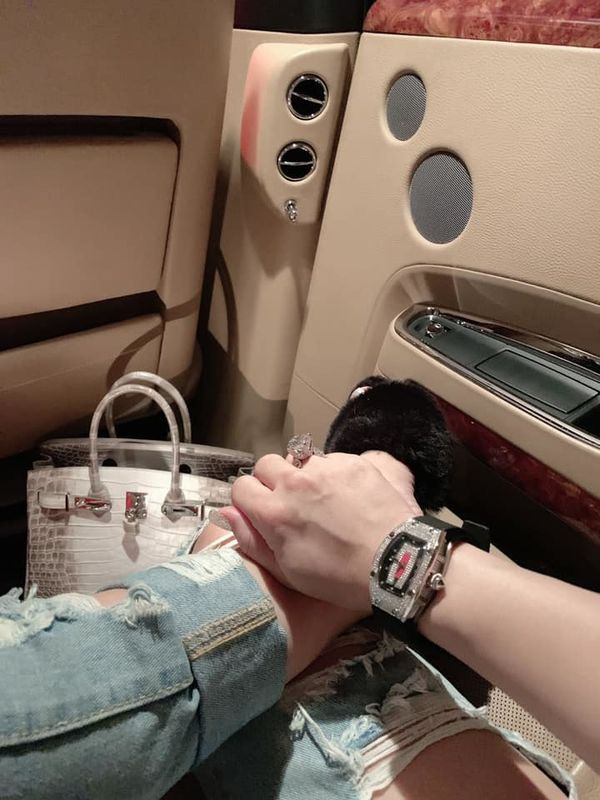 Trong lúc Minh Nhựa đang say đắm với vợ 2, cuộc sống của vợ đầu ra sao? ảnh 9 Trong lúc Minh Nhựa đang say đắm với vợ 2, thì người vợ đầu (cũng là mẹ ruột của cô con gái Rich Kid) đang làm gì? ảnh 8