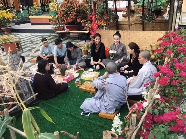 Cuộc sống đối nghịch của 2 mỹ nữ là người tình màn ảnh Trường Giang