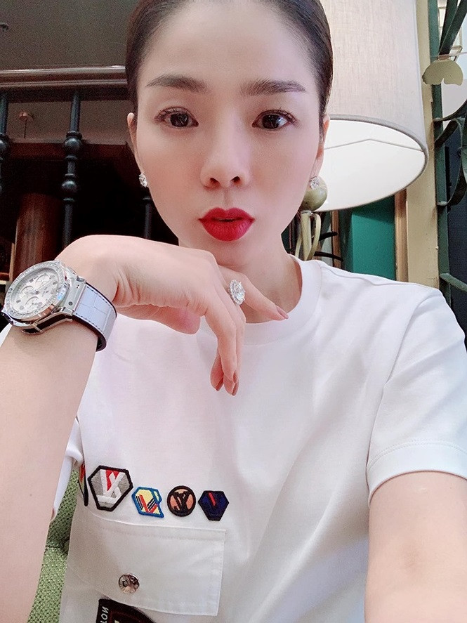 Loạt ảnh Lệ Quyên khoe nhẫn kim cương và đồng hồ tiền tỷ gây ‘choáng’ ảnh 8 Loạt ảnh Lệ Quyên khoe nhẫn kim cương và đồng hồ tiền tỷ gây ‘choáng’ - ảnh 8