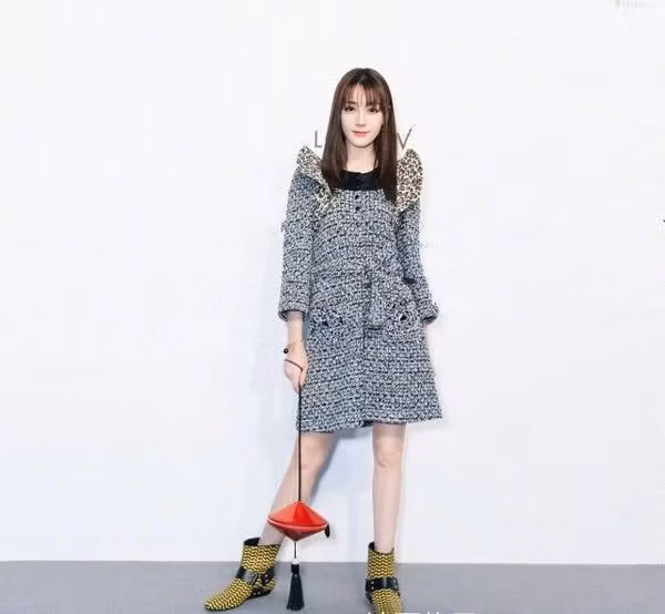 Địch Lệ Nhiệt Ba xinh đẹp, lạ lẫm với tạo hình tóc ngang mới mẻ ảnh 6 Địch Lệ Nhiệt Ba xinh đẹp, lạ lẫm với tạo hình tóc ngang mới mẻ ảnh 6