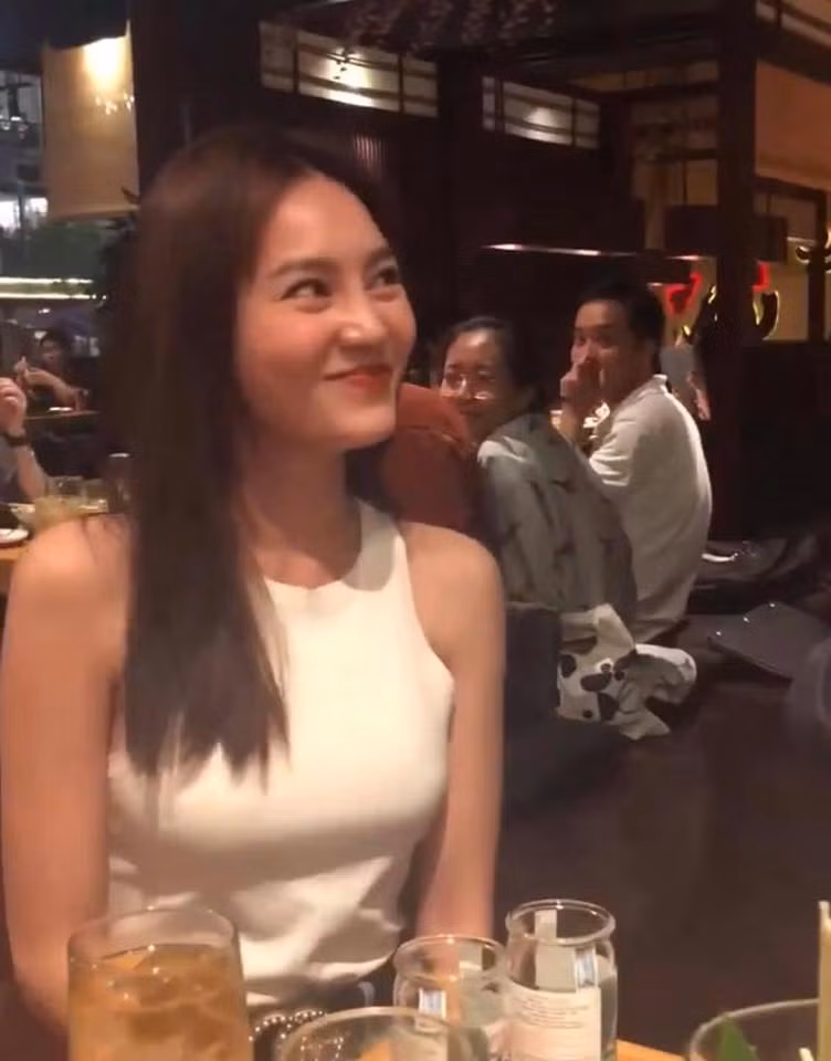 Chiếc mũi thẳng tưng như mọc từ trên trán xuống, Ninh Dương Lan Ngọc bị nghi mới dao kéo nên chưa vào form-1