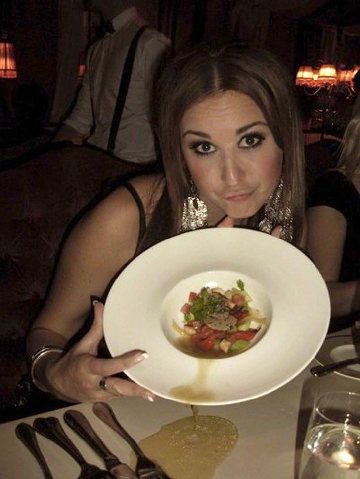 Những bức ảnh seflie "bất chấp" cho chúng ta thấy mạng xã hội đã chi phối và thao túng chúng ta như thế nào - Ảnh 7. Những bức ảnh seflie "bất chấp" cho chúng ta thấy mạng xã hội đã chi phối và thao túng chúng ta như thế nào - Ảnh 7.