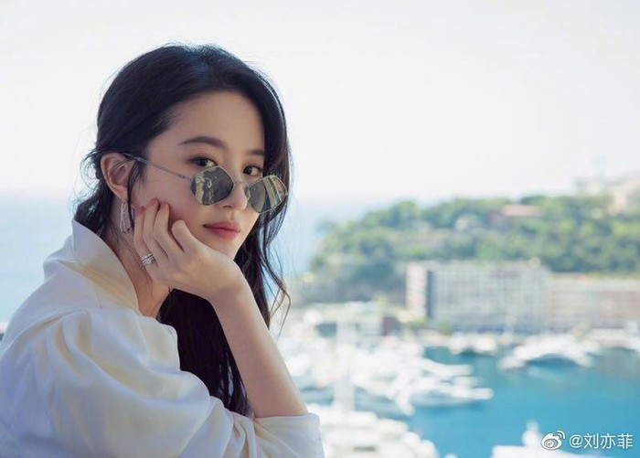 "Thần tiên tỷ tỷ" Lưu Diệc Phi đẹp không tỳ vết ở tuổi 32 ảnh 1