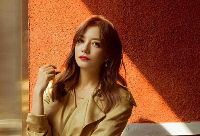 Triệu Vy già nua, vô tư hút thuốc trên phim trường ảnh 1 Triệu Vy già nua, vô tư hút thuốc trên phim trường ảnh 1