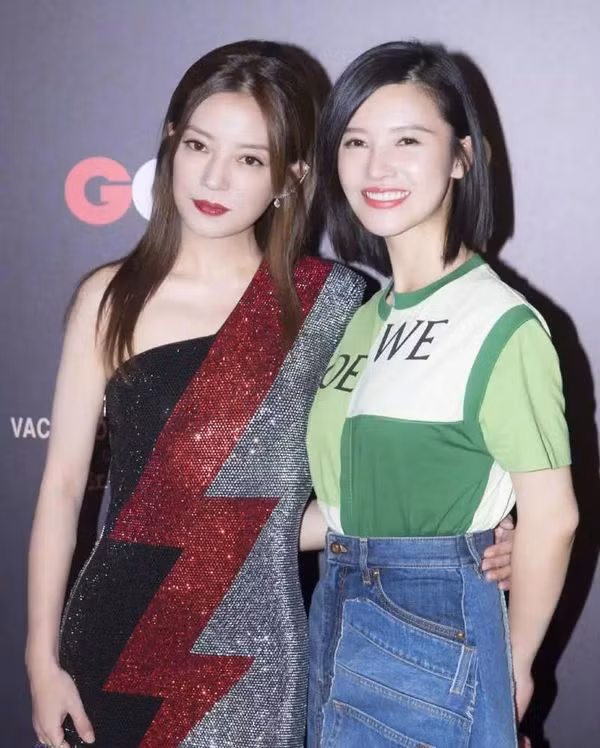 Triệu Vy và gà cưng Dưong Tử San.