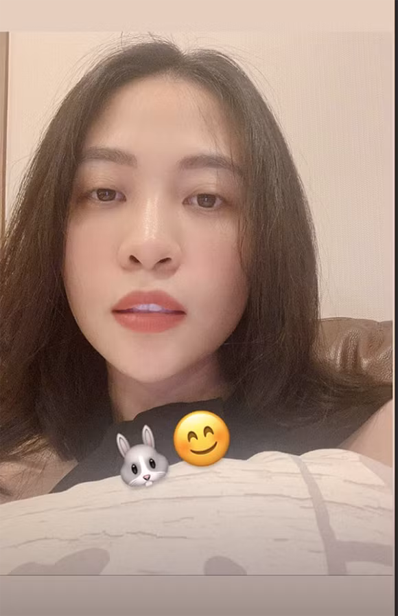 Có lẽ do cách trang điểm và góc chụp nên trông người đẹp thay đổi khá nhiều. 