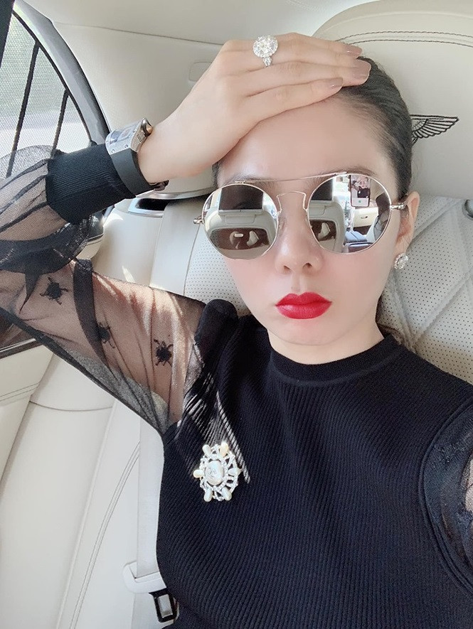 Loạt ảnh Lệ Quyên khoe nhẫn kim cương và đồng hồ tiền tỷ gây ‘choáng’ ảnh 3 Loạt ảnh Lệ Quyên khoe nhẫn kim cương và đồng hồ tiền tỷ gây ‘choáng’ - ảnh 3