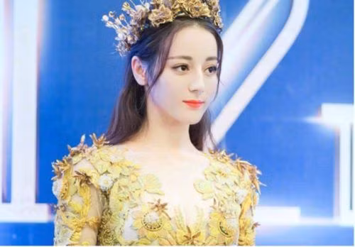 Địch Lệ Nhiệt Ba xinh đẹp, lạ lẫm với tạo hình tóc ngang mới mẻ