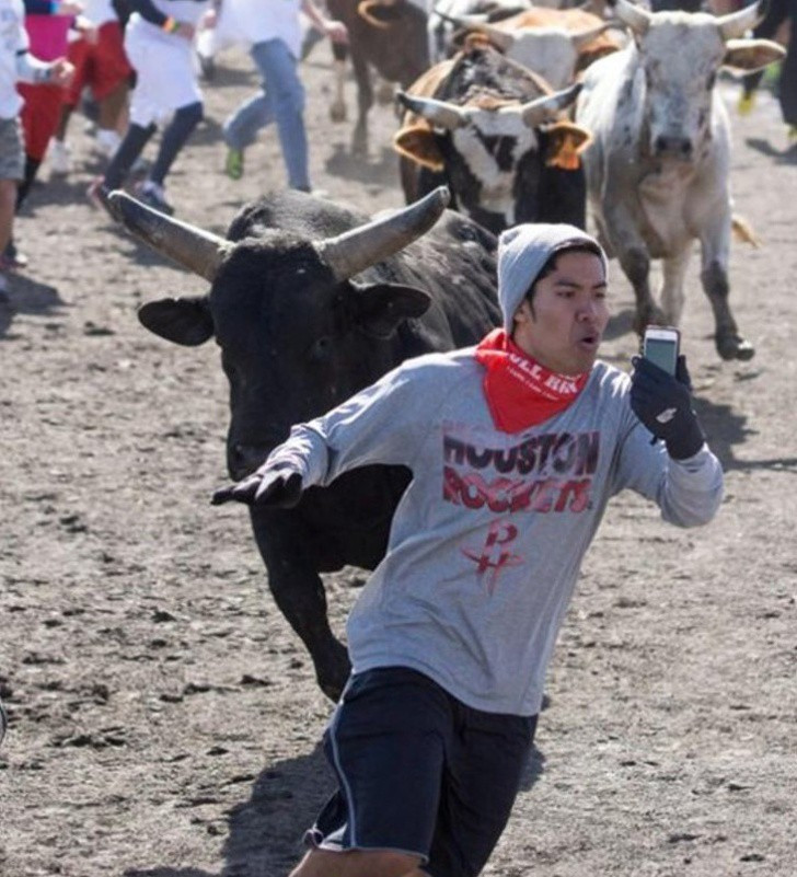 Những bức ảnh seflie "bất chấp" cho chúng ta thấy mạng xã hội đã chi phối và thao túng chúng ta như thế nào - Ảnh 17. Những bức ảnh seflie "bất chấp" cho chúng ta thấy mạng xã hội đã chi phối và thao túng chúng ta như thế nào - Ảnh 17.