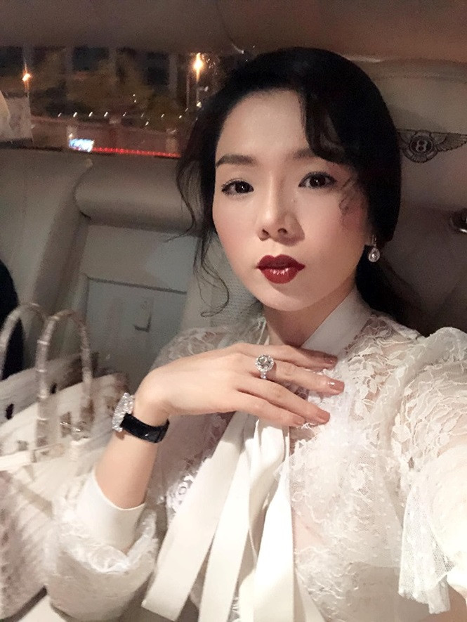 Loạt ảnh Lệ Quyên khoe nhẫn kim cương và đồng hồ tiền tỷ gây ‘choáng’ ảnh 17 Loạt ảnh Lệ Quyên khoe nhẫn kim cương và đồng hồ tiền tỷ gây ‘choáng’ - ảnh 19