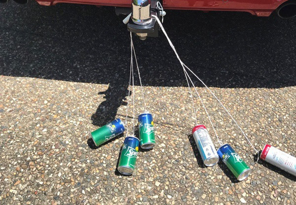 Nhìn thấy chai nhựa rỗng kẹp giữa lốp và thân xe: Tài xế đặc biệt lưu ý-2