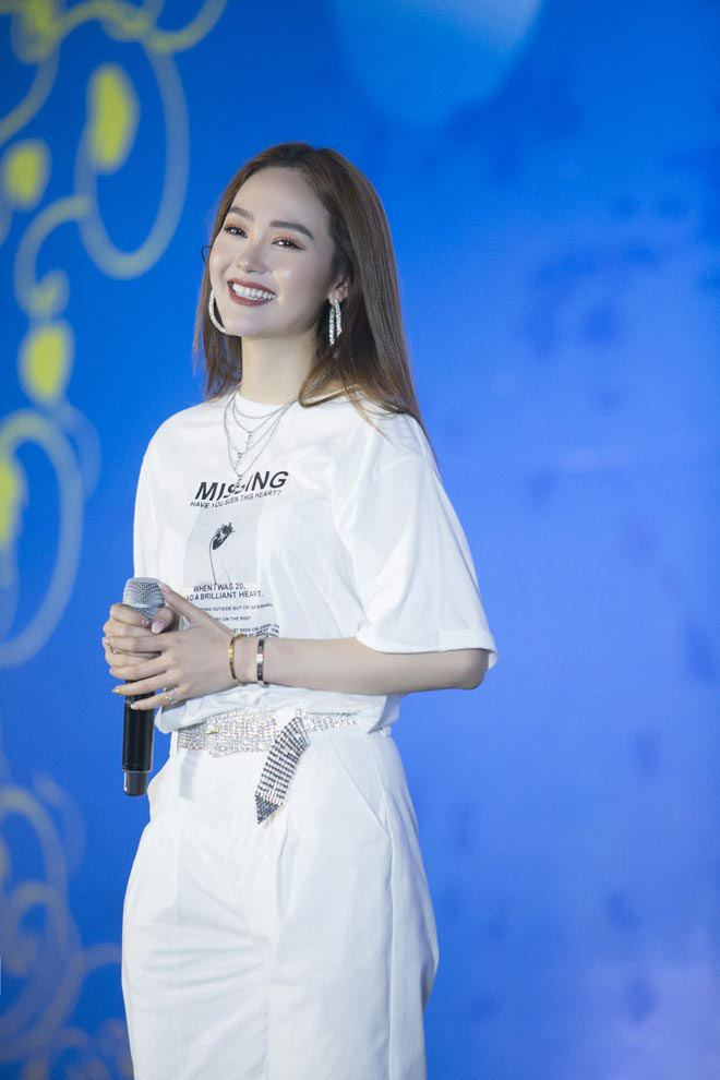 Chân dung 2 nữ đại gia ngầm của showbiz Việt ảnh 2 chan dung 2 nu dai gia ngam cua showbiz viet: gioi kinh te nhung khong ngai "xin tien" nguoi yeu - 5