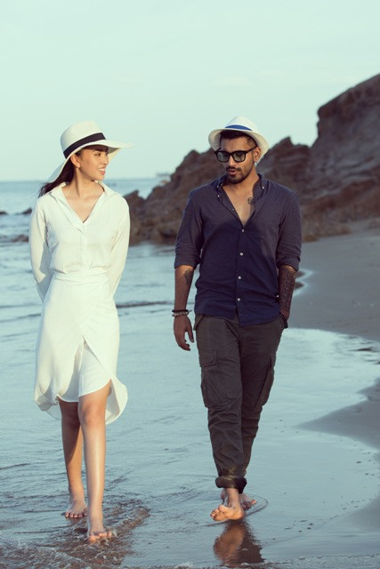 Hoa hậu Trần Tiểu Vy với vẻ ngoài tinh khôi, trong trẻo lãng mạn đi dạo bên bờ biển cùng chàng trai Tây.