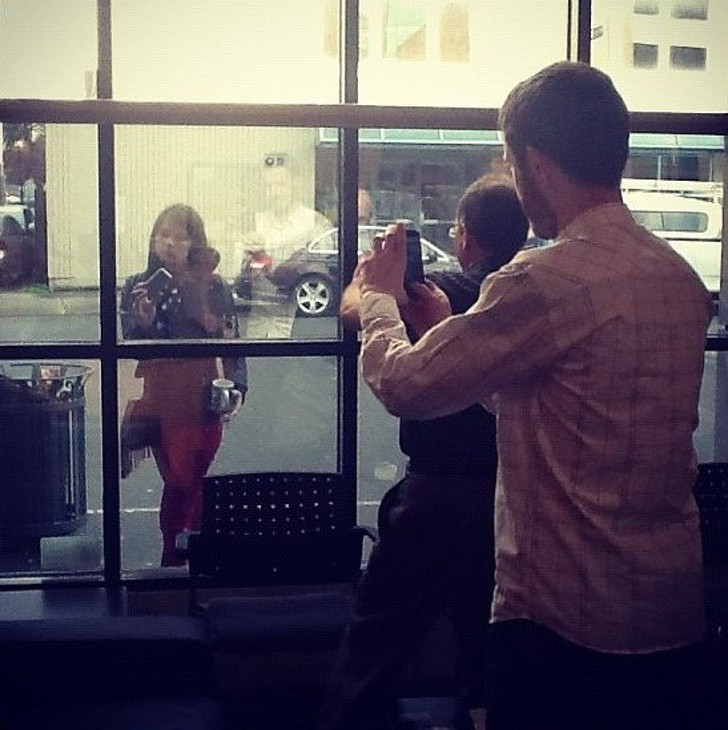 Những bức ảnh seflie "bất chấp" cho chúng ta thấy mạng xã hội đã chi phối và thao túng chúng ta như thế nào - Ảnh 16. Những bức ảnh seflie "bất chấp" cho chúng ta thấy mạng xã hội đã chi phối và thao túng chúng ta như thế nào - Ảnh 16.