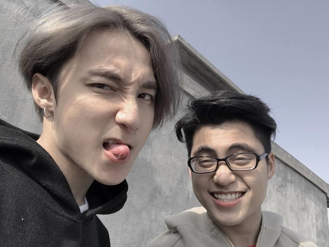 Nguyễn Việt Hoàng (sinh năm 2000) là em trai ca sĩ Sơn Tùng M-TP. Cậu bạn gây chú ý vì thường xuất hiện bên cạnh người anh nổi tiếng. Vẻ ngoài sáng và gương mặt khá giống giọng ca Hãy trao cho anh của 10X cũng khiến cậu được dân mạng quan tâm. Em Son Tung M-TP dang anh selfie, dan mang khen dep trai hon ca anh hinh anh 1