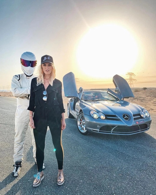 Cô nàng nóng bỏng lái thử siêu xe hút hàng triệu người xem ảnh 5 Cô nàng nóng bỏng lái thử siêu xe hút hàng triệu người xem - ảnh 6