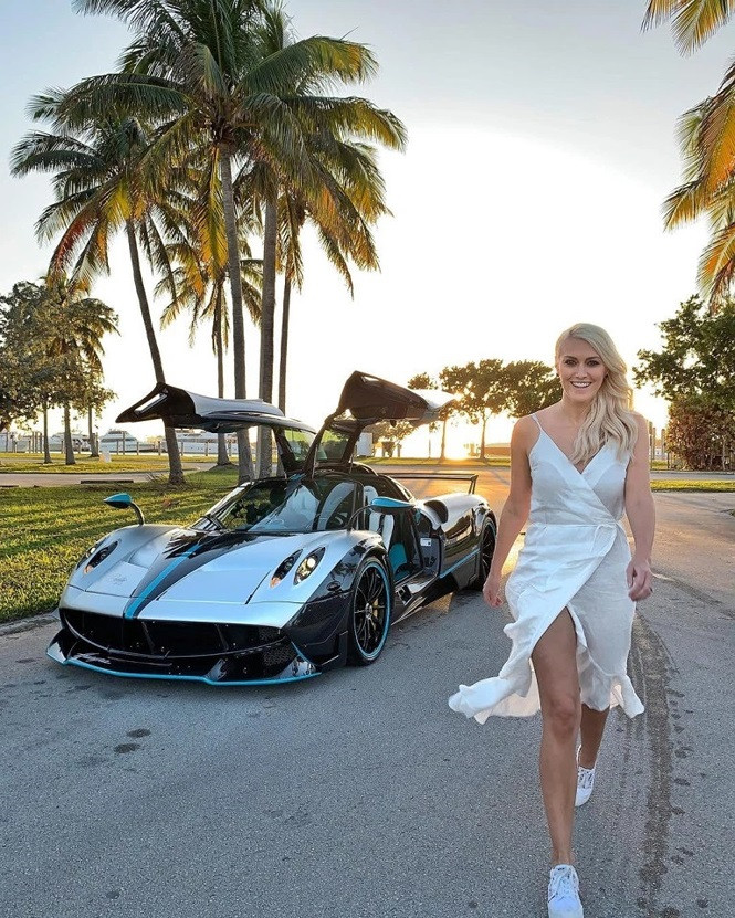 Cô nàng nóng bỏng lái thử siêu xe hút hàng triệu người xem ảnh 4 Cô nàng nóng bỏng lái thử siêu xe hút hàng triệu người xem - ảnh 4