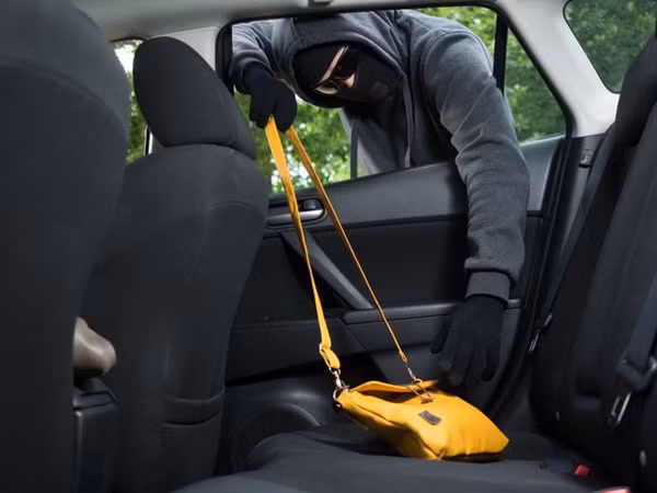 Nhìn thấy chai nhựa rỗng kẹp giữa lốp và thân xe: Tài xế đặc biệt lưu ý-3