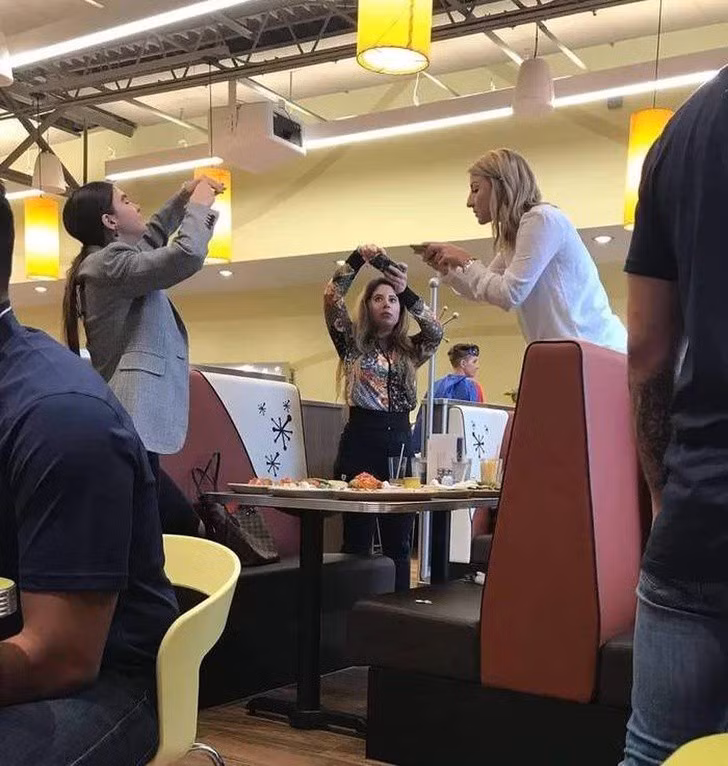 Những bức ảnh seflie "bất chấp" cho chúng ta thấy mạng xã hội đã chi phối và thao túng chúng ta như thế nào - Ảnh 1.