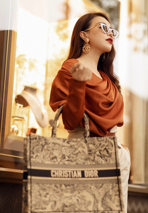 Trà Ngọc Hằng bán đồ 7 Trà Ngọc Hằng, Trà Ngọc Hằng thanh lý đồ, Trà Ngọc Hằng bán đồ cũ, sao việt thanh lý đồ