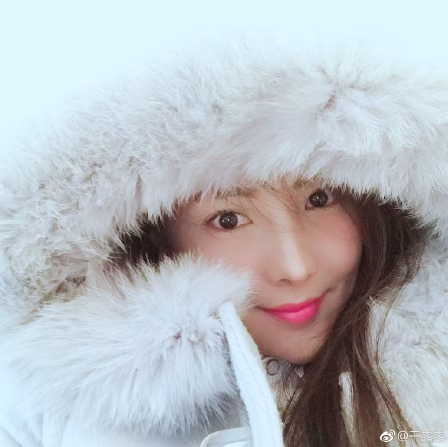 Không thể tin nổi Nữ hoàng khoe thân Can Lộ Lộ ngày nào giờ đây lột xác hoàn toàn, e ấp như thiếu nữ 18 thế này - Ảnh 11. Không thể tin nổi Nữ hoàng khoe thân Can Lộ Lộ ngày nào giờ đây lột xác hoàn toàn, e ấp như thiếu nữ 18 thế này-13