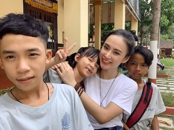 Cuộc sống đối nghịch của 2 mỹ nữ là người tình màn ảnh Trường Giang