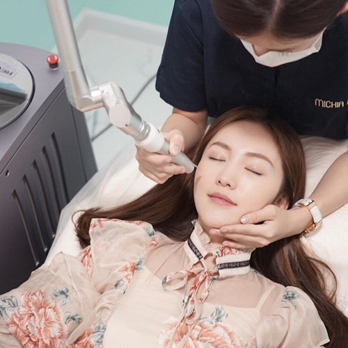 Con dâu tương lai của đại gia showbiz Hong Kong đẹp tuyệt sắc nhờ "dát vàng" hình ảnh 3 con dau tuong lai cua dai gia showbiz hong kong dep tuyet sac nho "dat vang" hinh anh 3