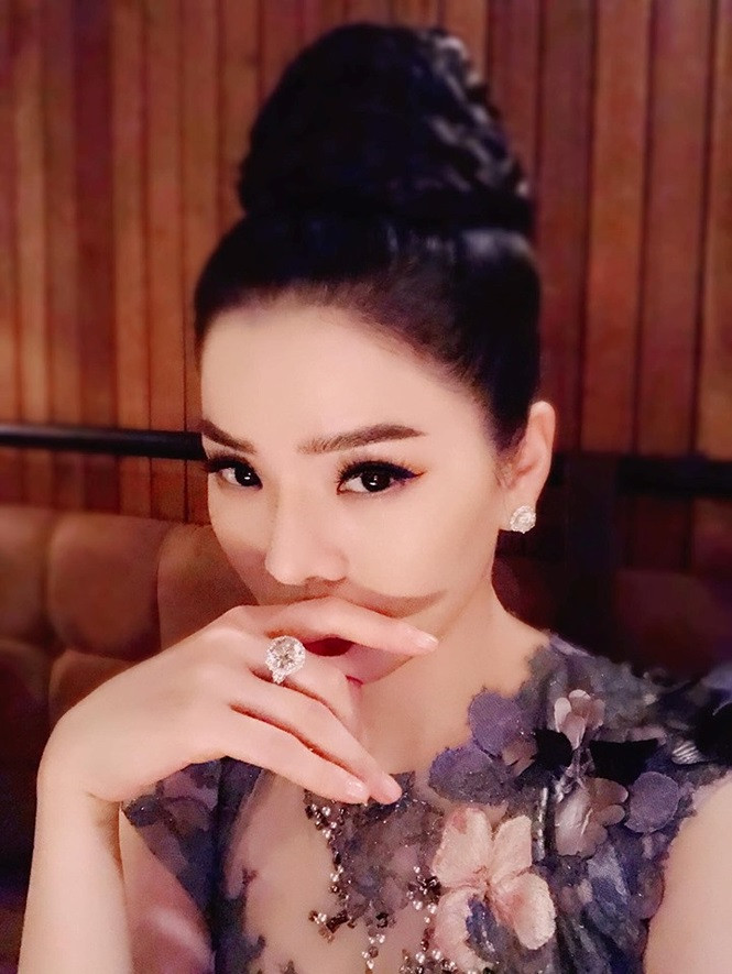 Loạt ảnh Lệ Quyên khoe nhẫn kim cương và đồng hồ tiền tỷ gây ‘choáng’ ảnh 13 Loạt ảnh Lệ Quyên khoe nhẫn kim cương và đồng hồ tiền tỷ gây ‘choáng’ - ảnh 14