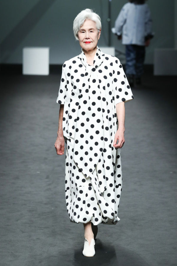 Bỏ việc để trở thành người mẫu chuyên nghiệp, người phụ nữ 77 tuổi khiến giới trẻ nể phục ảnh 1