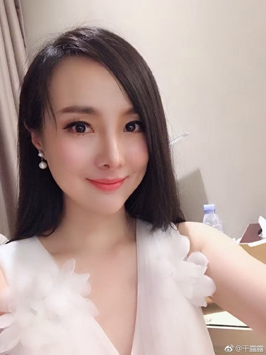 Không thể tin nổi Nữ hoàng khoe thân Can Lộ Lộ ngày nào giờ đây lột xác hoàn toàn, e ấp như thiếu nữ 18 thế này - Ảnh 14. Không thể tin nổi Nữ hoàng khoe thân Can Lộ Lộ ngày nào giờ đây lột xác hoàn toàn, e ấp như thiếu nữ 18 thế này-16