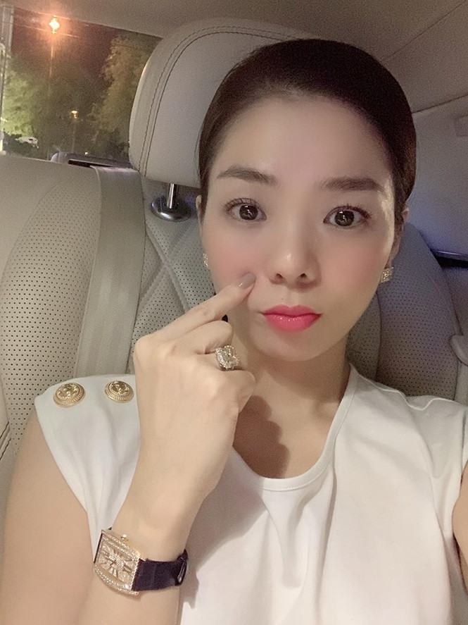Loạt ảnh Lệ Quyên khoe nhẫn kim cương và đồng hồ tiền tỷ gây ‘choáng’ ảnh 5 Loạt ảnh Lệ Quyên khoe nhẫn kim cương và đồng hồ tiền tỷ gây ‘choáng’ - ảnh 5