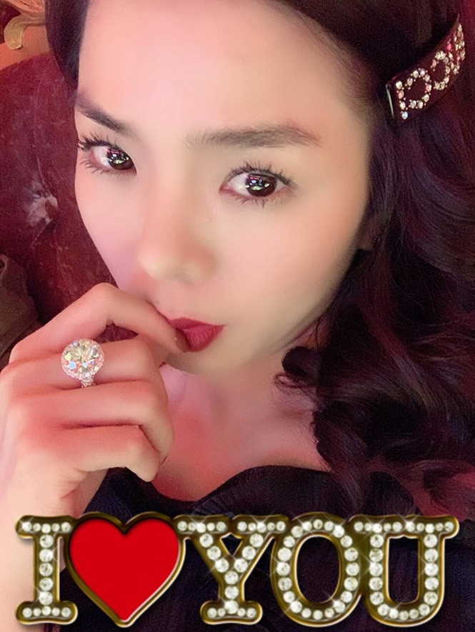 Loạt ảnh Lệ Quyên khoe nhẫn kim cương và đồng hồ tiền tỷ gây ‘choáng’ ảnh 6 Loạt ảnh Lệ Quyên khoe nhẫn kim cương và đồng hồ tiền tỷ gây ‘choáng’ - ảnh 6