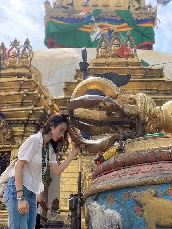 Cuộc sống đối nghịch của 2 mỹ nữ là người tình màn ảnh Trường Giang