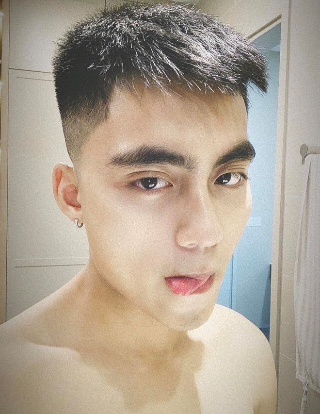 Ngày 8/7, Việt Hoàng đăng ảnh selfie lên trang cá nhân được nhiều người khen điển trai, nam tính. Các bình luận đều cho rằng chàng trai sinh năm 2000 có màn dậy thì thành công và sở hữu gương mặt chững chạc hơn so với tuổi thật. Em Son Tung M-TP dang anh selfie, dan mang khen dep trai hon ca anh hinh anh 2