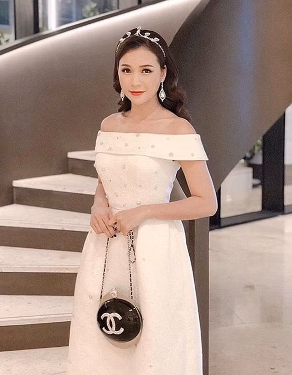 Cuộc sống đối nghịch của 2 mỹ nữ là người tình màn ảnh Trường Giang