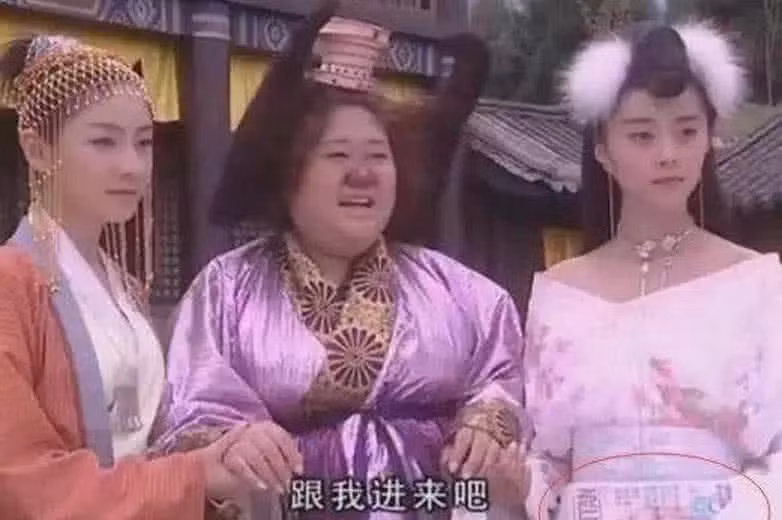 Những hạt sạn siêu to siêu khổng lồ khiến khán giả không thể nhịn cười trong phim cổ trang-10