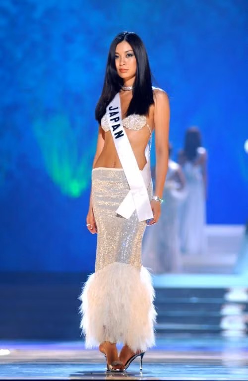 Top những bộ đầm dạ hội táo bạo nhất lịch sử Miss Universe ảnh 1 Trang phục dạ hội của Miyako Miyazaki có lẽ giống với trang phục đi biển hơn.
