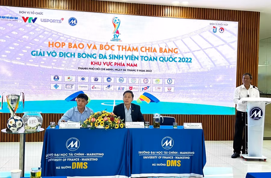 Ban tổ chức họp báo công bố giải 