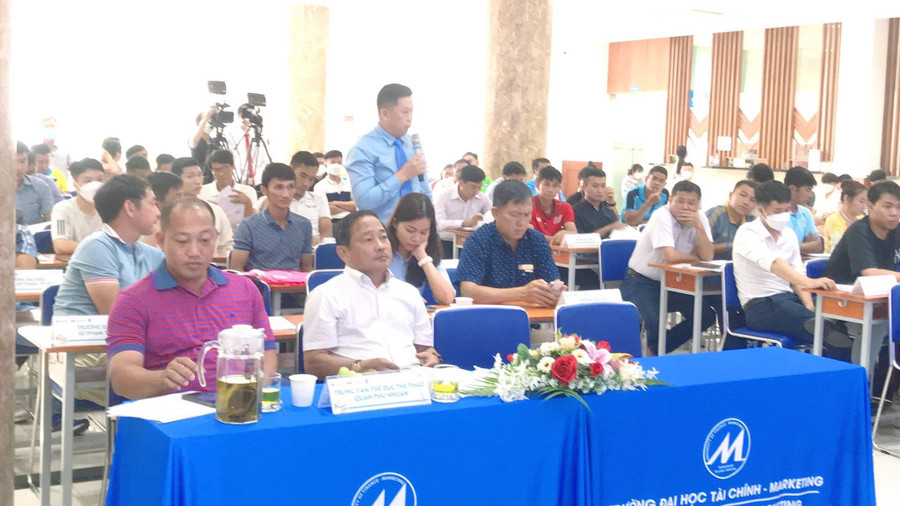 Đại diện một trường trao đổi về điều lệ giải và thể thức thi đấu
