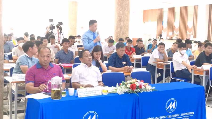 Đại diện một trường trao đổi về điều lệ giải và thể thức thi đấu