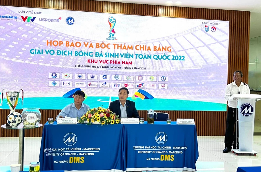 Ban tổ chức họp báo công bố giải 