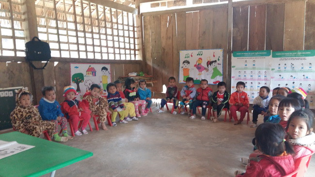 Phòng học được ghép từ ván gỗ nên không thể ngăn được những cơn gió lạnh của mùa đông.