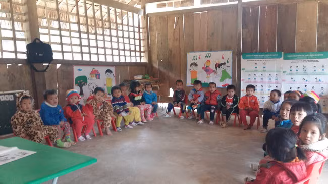 Phòng học được ghép từ ván gỗ nên không thể ngăn được những cơn gió lạnh của mùa đông.